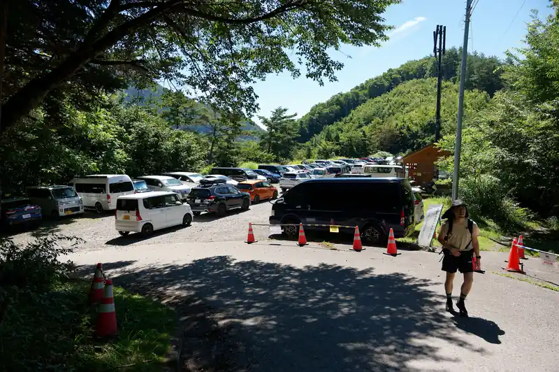 20～30分ほど登って駐車場に到着。

車だとここまで来れるから楽でいいよな～と心底思います。往復だと1時間弱短縮できるわけで日帰りだとこの違いは結構デカい。