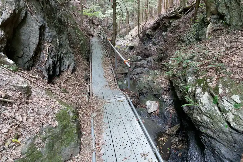 そのままひしゃげた鉄の橋を渡ります。