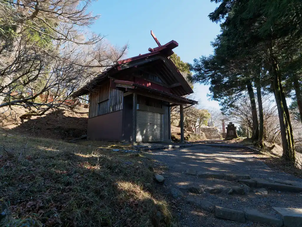 神社関連の建物だろうか。
奥に見える階段を登ればもう山頂標のある見晴台である。