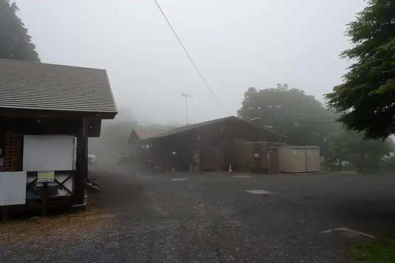 ここでキャンプ場に立ち寄って少し休憩。
このキャンプ場、テントなくても小屋に泊まるプランや、中央の建物の部屋に泊まるプランもあり、家族連れで泊まる方が多い。
立地も都心から近く、晴れていれば星空も楽しめそうなので中々良いと思う。
一人で泊まるには高いが、人数が増えれば一人頭の値段は一気に下がっていくので、ある程度まとまった数人で泊まるのが良いと思われる。