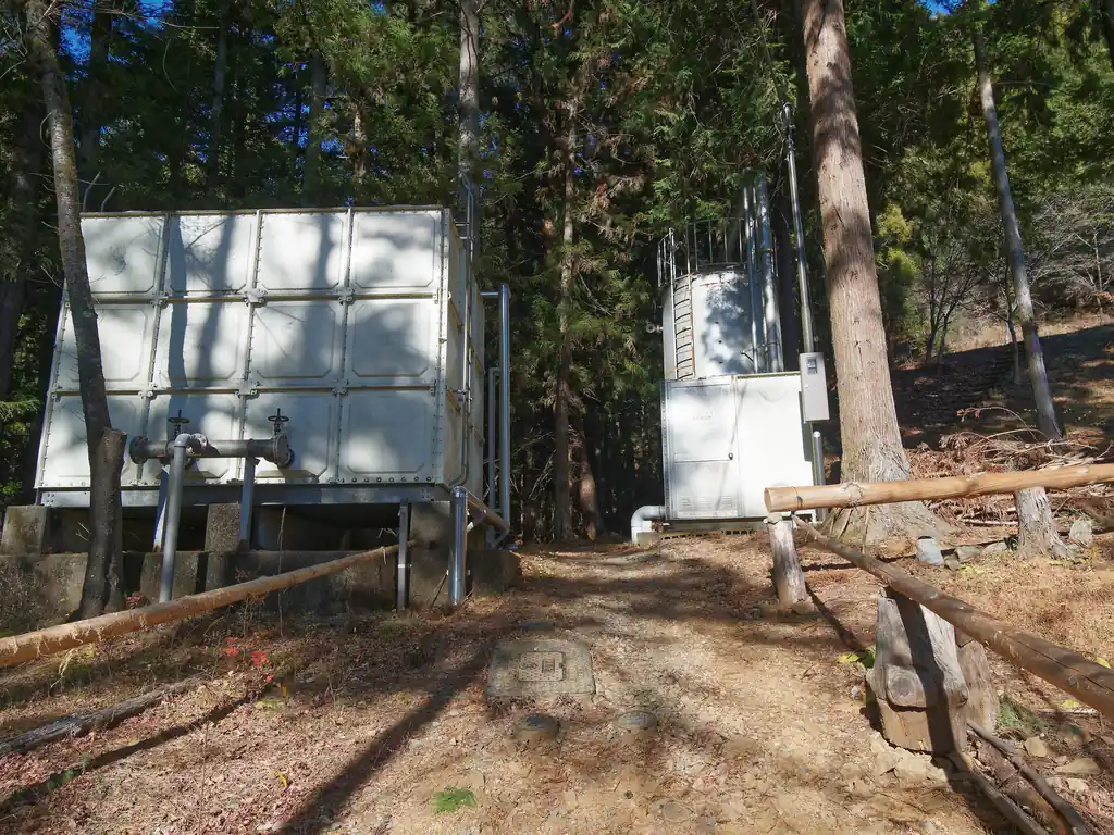 すぐそこに水道施設？のようなものがある。ここが登山口だろう。
周りは立派な建物があったが、なんの建物なのかはわからなかった。
