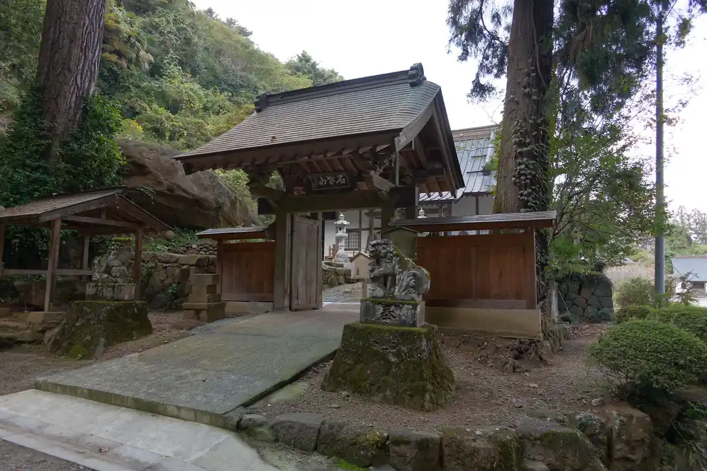 石老山ってやっぱり霊峰だったりするのかな。まあお寺のこの感じからするに、霊峰で間違いないでしょう。そういえばどこかにそんなことが書いてあったような気もする。