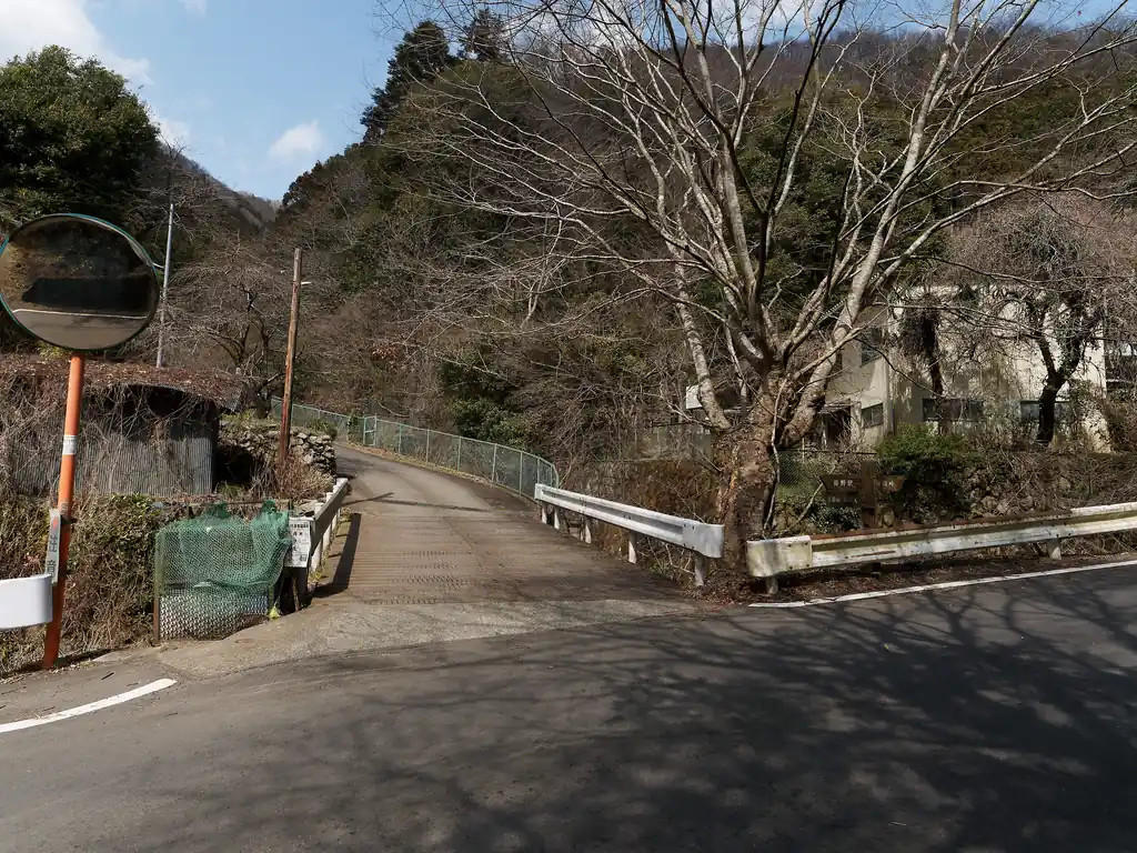このT路から出てくる。
