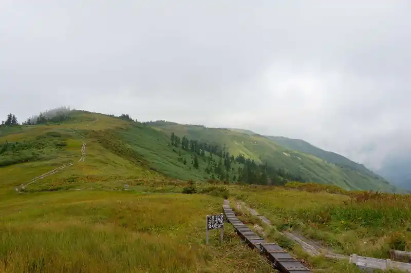 巻道と会津駒ケ岳山頂の分岐点から中門岳方面。良い稜線歩きだった。次回歩くなら、ガスってなくて晴れた日に…。
