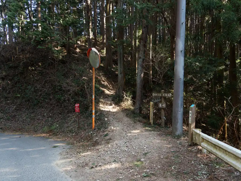 ここからまた登山道。ここからはゴルフ場の横を通ったりするんですが、地味にここからアップダウンがきつい。