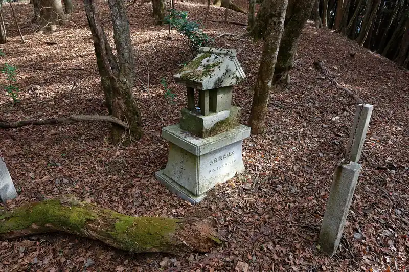 送電鉄塔の先に祠。