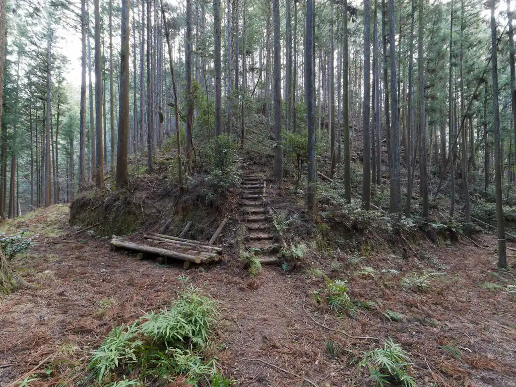 子床峠に到着。
御嶽山から歩いてきた場合は中央の道から降りてくる。
左右の道はたぶん林業の作業道だと思われる。