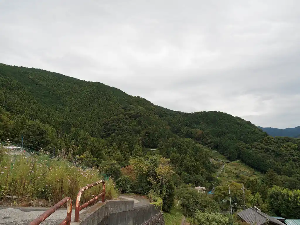 上の写真、右下にある山へ入っているように見える車道が鹿柵のあったところ。あの尾根をずっと歩いていくと、青カンバンがあり、そこで一般登山道と合流する。
青カンバンは既に確認済み。

もっと傾斜が強いのではないか、と心配していたが、こう見ると緩やかそうに見える。