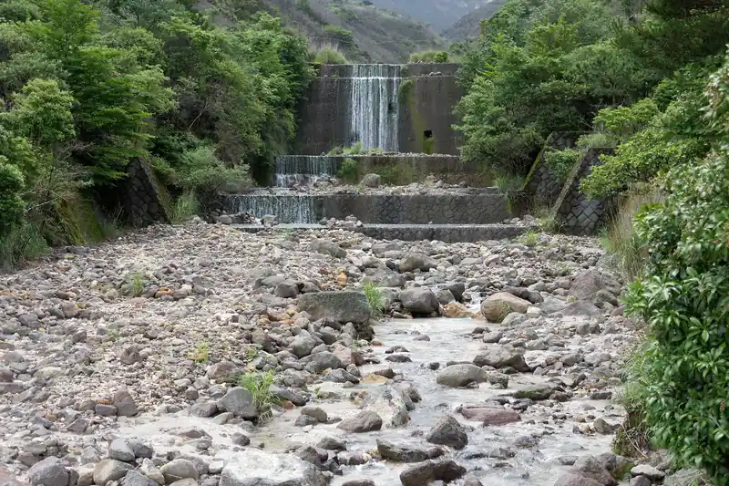 山側は砂防ダムを水が流れています。
言うまでもなく、舗装路にも水が溢れています。