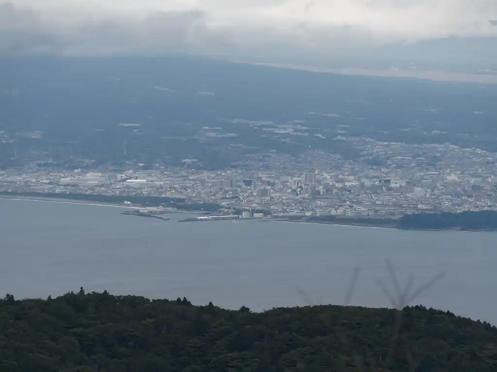 こっちはたぶん沼津港あたり。昔友達と熱海旅行に行った帰りに寄ったことがある。水族館もあってなかなか良いところだった。