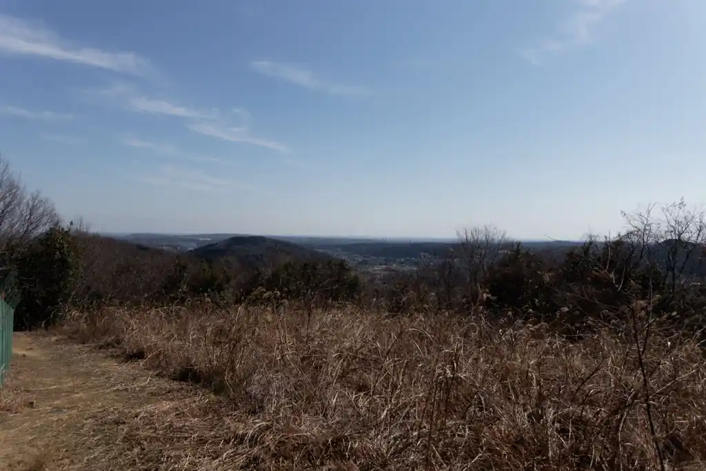 指導標の後ろを降りていくと登山口につきます。すぐ左に水道施設。右側は開けていて展望良好です。
