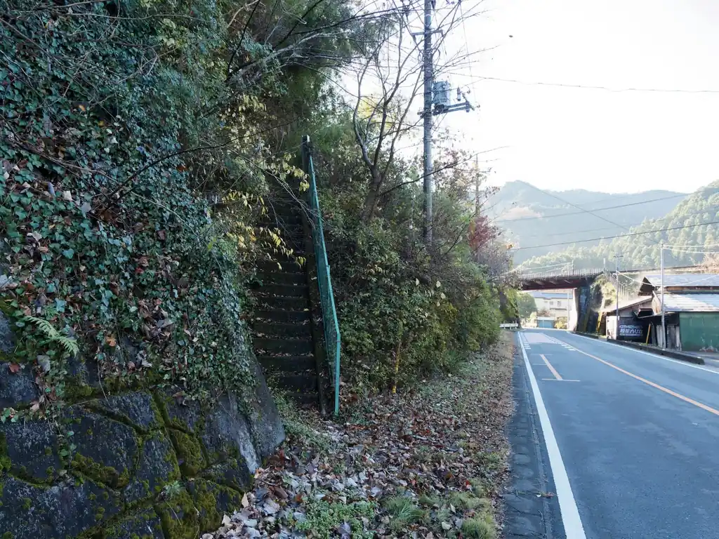 いつも顔振峠まで登るときは、しばらく沢沿いのアスファルトを歩き、九十九折りの道を登っていくのだが、今回はふと育代山を経由して登る尾根ルートを思い出し、そちらを歩くことにした。

以前から、このルートは気になっていたのだが、登る機会がなく未踏だった。

尾根ルートへは、国道299号線沿いにある階段からとなる。この階段を登った先にもう一つ階段があり、そこを登ると踏み跡がある。