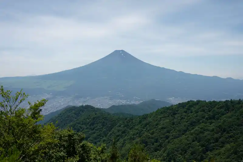 富士山。積雪が消えて、登山シーズン。
今日も大勢の登山者が山頂を目指していることでしょう。