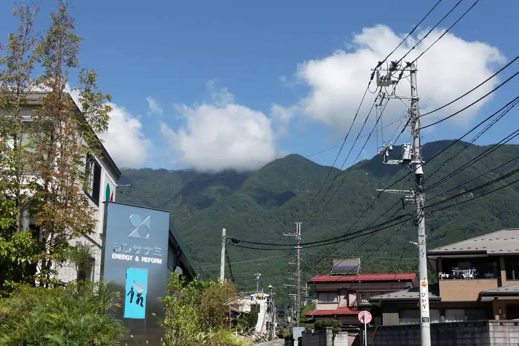 三つ峠駅から約1時間、車道を歩いて登山口まで。この区間はバスがないので、歩きかタクシーしかないです。
マイカーがある人は、登山口周辺に駐車場があったので、そこに車を停めて登るのもよさそう。

写真中央、ガスがかかっていますが、おそらくあのあたりが三つ峠山山頂でしょう。山頂にはアンテナが立っているので、曇ってなければアンテナが見えるはずです。

しかしこのあたりは長閑な田舎という感じがしていていいですね。私が子供の頃によくいった、祖父母の家を思い出しますよ。