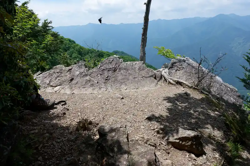 と思っていたら、とても見晴らしの良さそうな場所がありました。
登山者が一人休憩中。
かなり狭く、切り立った場所です。