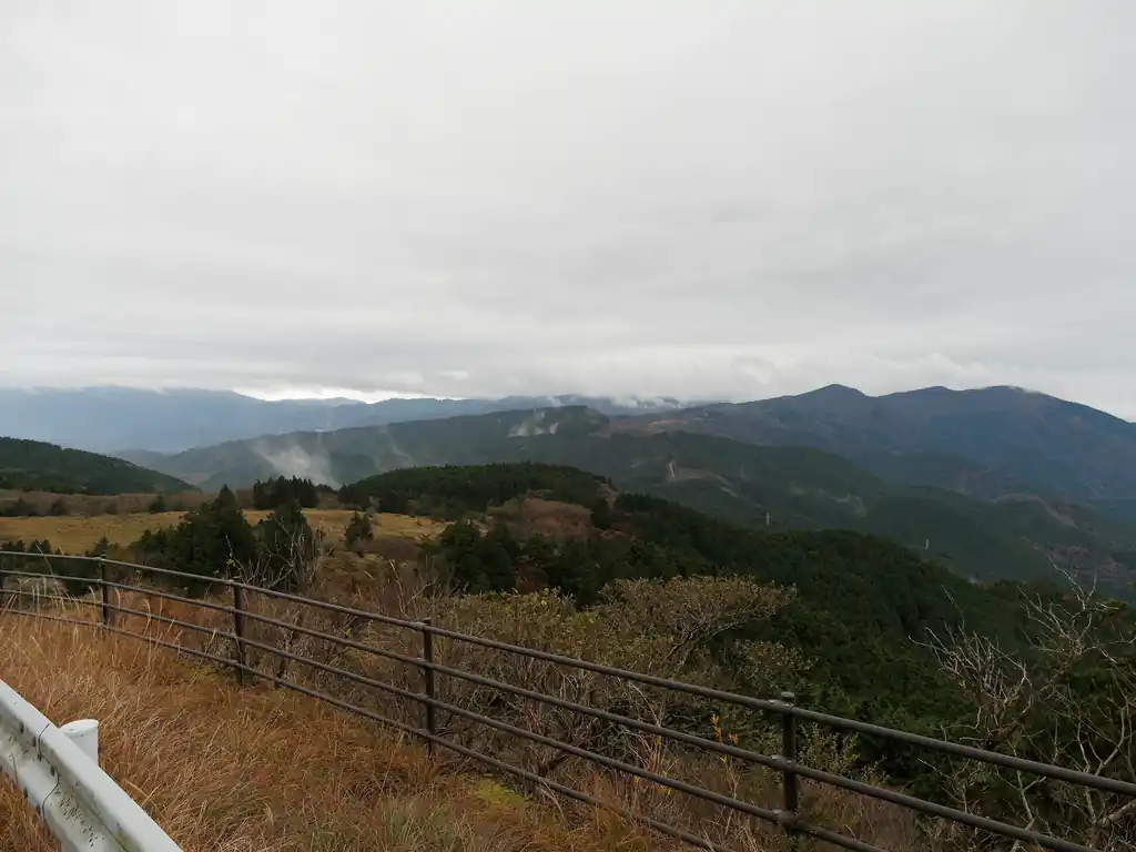 もっとガスガスで真っ白なんじゃないかと思っていたけど、全然景色は見えた。
しかし風が強く寒い…。正直もう帰りたかった。