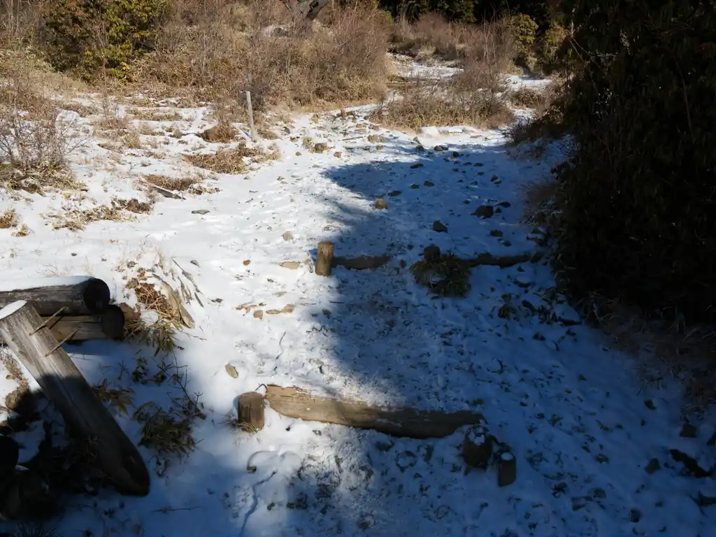 このあたりは微妙に日陰になっているのでまだ雪が残っている。
積雪がある、といっても2～3cm程度で、軽アイゼン・チェーンスパイクは不要。私はチェーンスパイクを念のため持って行ったのだが、なくてよかった。