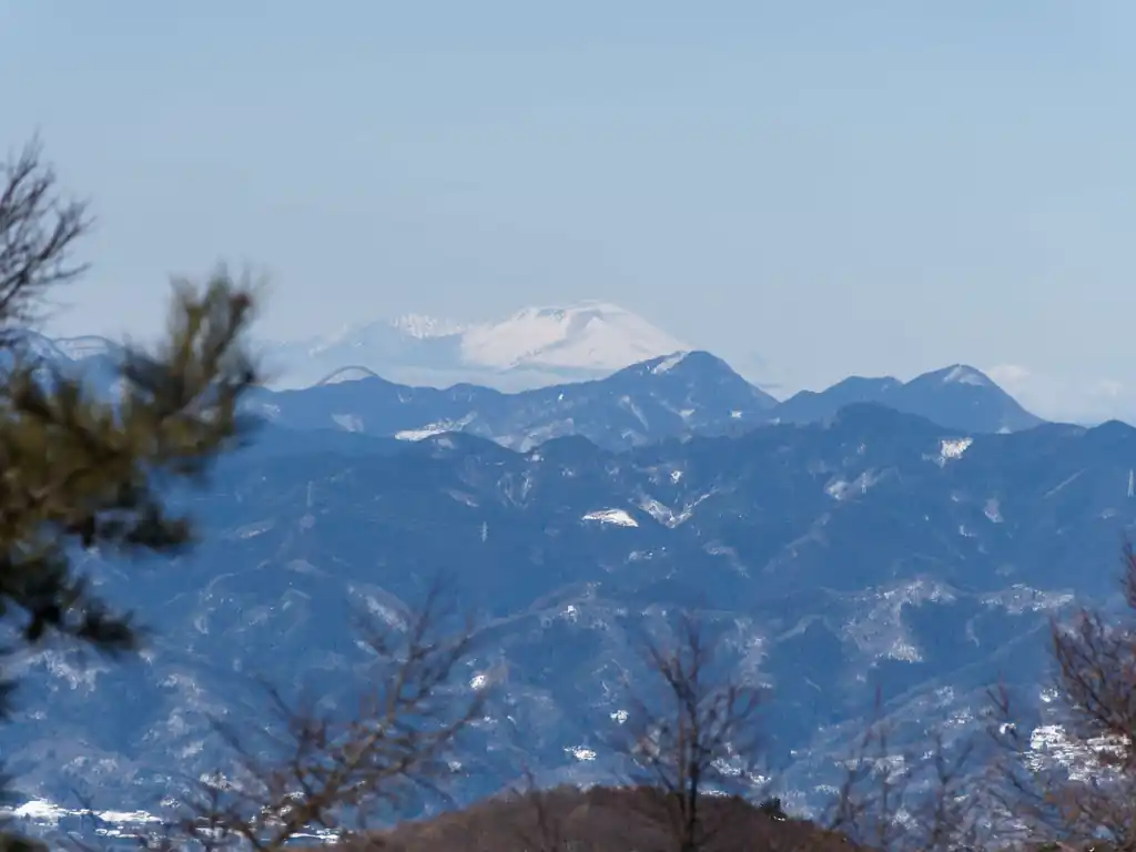 たぶん奥の雪を被った山が浅間山。