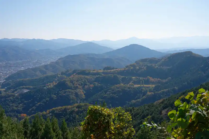 途中見晴らしの良い場所があり写真を撮る。
たぶん宝登山や蓑山が見えていると思うんですが、自信なし。