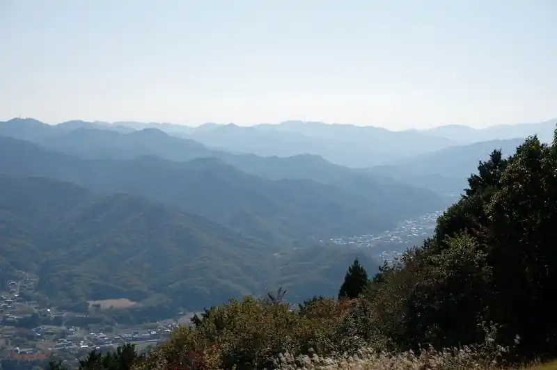微妙に秩父市街は見えないんですが…ちょっと霞んでるけど良い景色ですね。