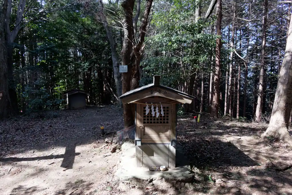 で、山頂に到着。ここからはいくつか道が出ていました。今回は堂山方面に歩きますが…
