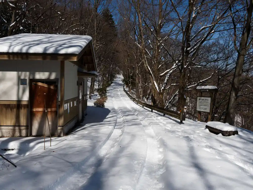公衆トイレ前。ここに降りてくる階段が少し怖かった。