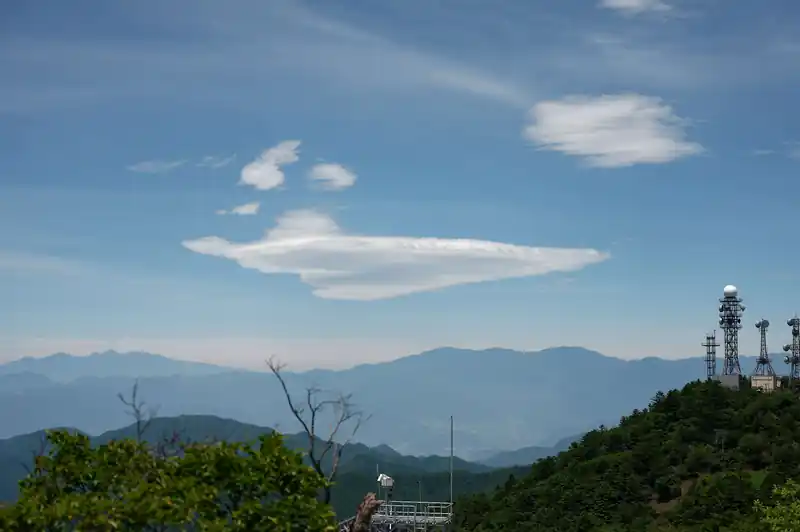右側に鷹ノ巣山。あっちもアンテナが多い。
中央に変わった形の雲。