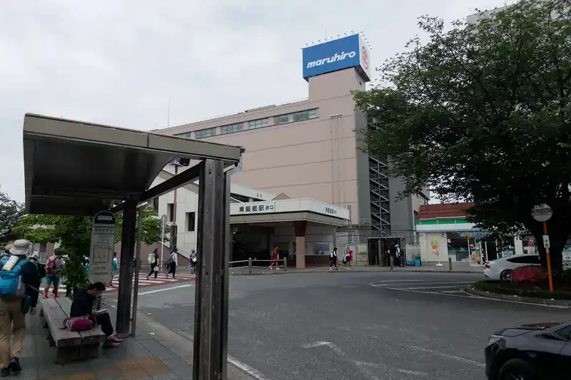 ようやく東飯能駅に到着。駅の中を通って線路を超えたら、ゴールの飯能市役所はすぐそこだ。