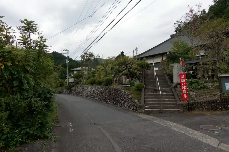 おそらく仏教寺院である天澤院が見えてきて、吉野梅郷梅の公園を横目に歩いていく。