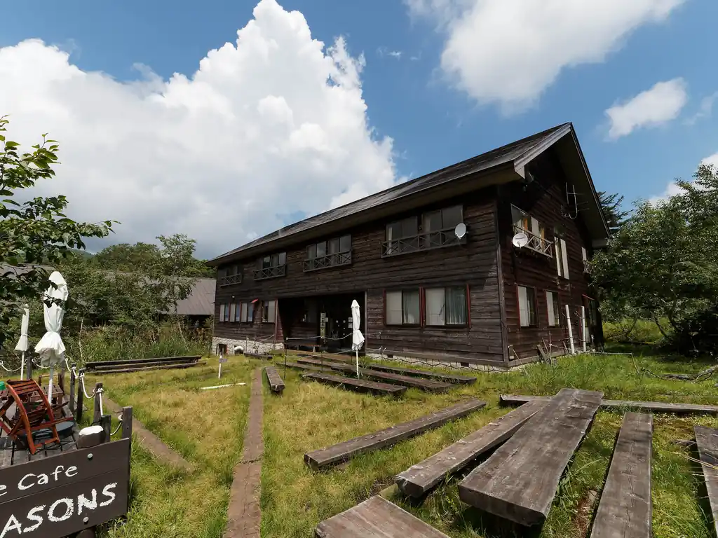 温泉小屋。

ここから先の燧裏林道を歩いて尾瀬御池まで行く道は一気に人の数が減ります。
そして樹林帯の道で展望もなく細かいアップダウンがあって、そこそこ疲れる。

往復の尾瀬夜行チケットだから、会津高原尾瀬口駅まで戻るには、このまま進んで尾瀬御池に行くしか…。

鳩待峠から群馬県側に出て帰るという手もあるが…（帰宅してから気づいた）