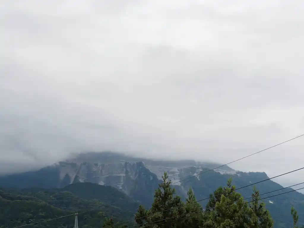 武甲山は雲の中。

今回、こうして取りつき箇所の下見が出来たのはうれしい限り。
横瀬丸山は私が初めて登った山であるだけに思い出深い。集落が近いだけに、謎の踏み跡や道標などもあり前々から気になっていた。
この山のバリエーションルートを歩いている人はかなり少なそうだが、無理をしない範疇で歩いてみたいところ。