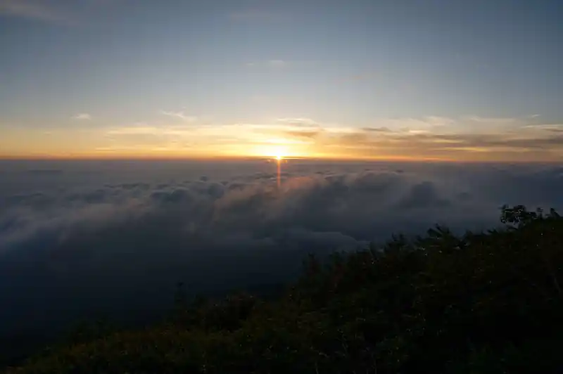 空が徐々に明るくなり始める。