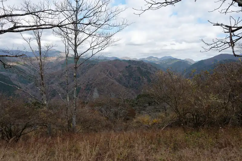 こちらは南側の山々。
中央あたりの山が椿丸かな。