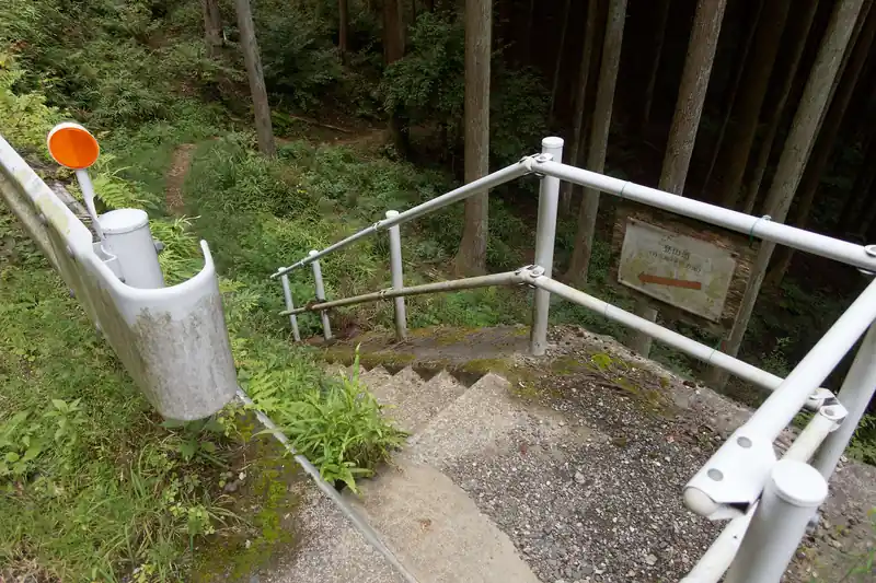向かいの階段へ。