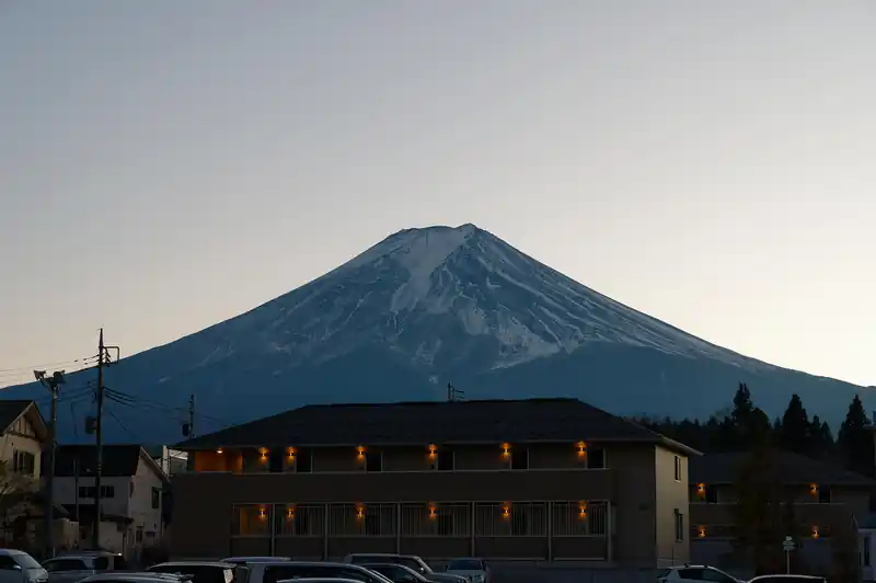富士山駅でバスを下車。
富士山駅は駅構内が充実していてとても良いです。
特急の時間まで構内で時間を潰します。

そろそろかな、と思ったところでホームに出たところ、富士山が綺麗に見えました。せっかくなので写真を撮っておきます。