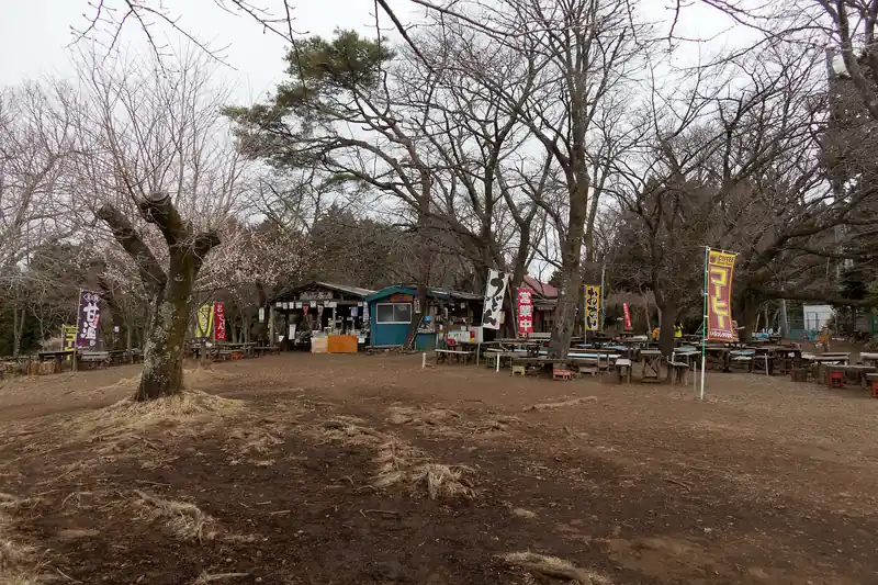 小仏城山に到着。
流石にこの時間だとガラガラ。数人の登山者がいるだけで、茶屋の人も準備中といった感じ。
