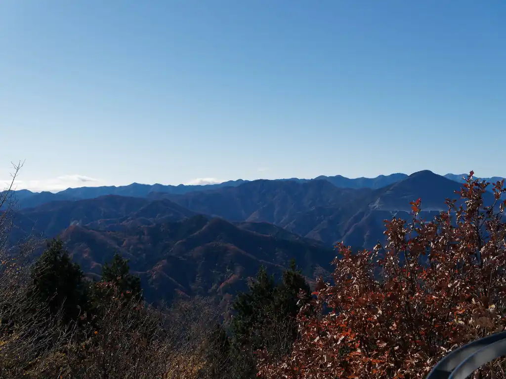 こちらは横瀬二子山と武甲山。奥の稜線は恐らく大持山・子持山。あのあたりも歩きたいんだよな～ともう1年くらい言ってる。