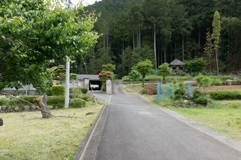 この手前に大会公式エイドがあり、お茶などが補給できるのだが、私は1.5リットルの飲水を持参していたので、梅干しだけ頂いて通過した。

先行者ここでトイレ休憩に入ったみたいで、前に誰もいなくなる。この先から山道に入るのだが、登山道というほどのものではない。

このあたりまでは道沿いに地元の人がいて声をかけてくれたりして楽しかった。