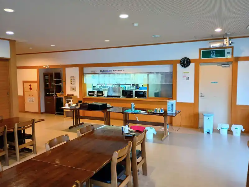 ちょっと早めの夕食を食べに食堂へ。
ポットや電子レンジ等、一通り調理に必要そうな設備が揃っている。