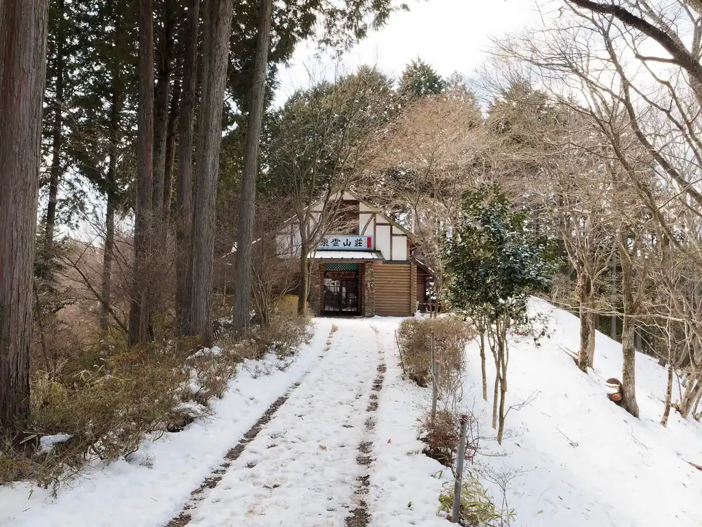 ここからは日の出山山頂を後にして、御嶽山に向かう。

御嶽山に通じる道は、山頂から一段降りたところにある東雲山荘前のトイレ横から、よく整備された道を歩いていく。