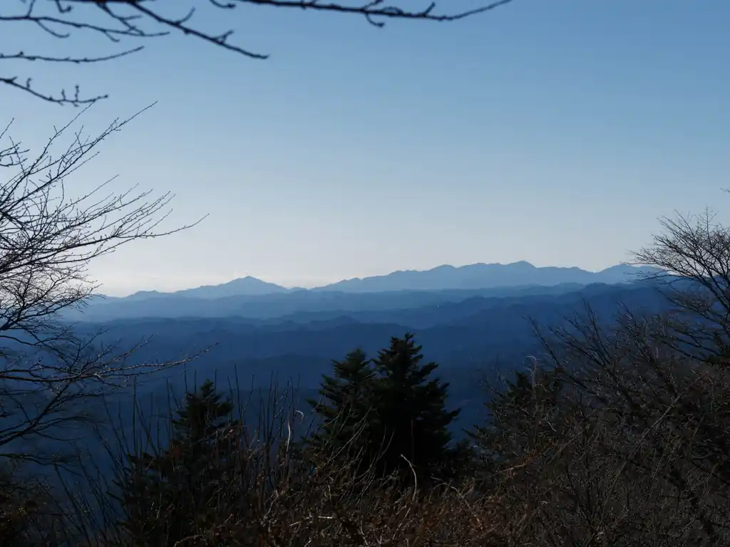 こっちは丹沢の山並み。