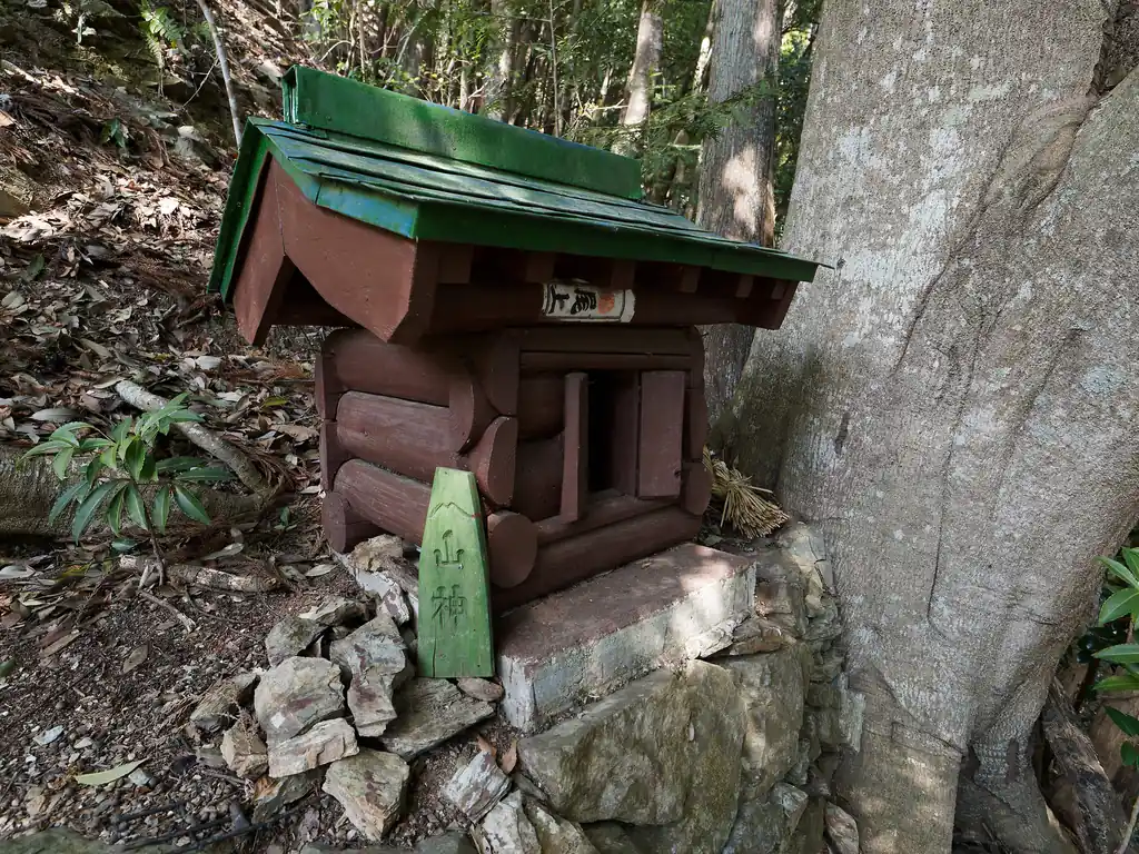 下る道の途中に山の神。
浅間峠の東屋にも張ってあったっけど、尾上の紙はなんなんだろうか？ 尾上には山の高いところ・山の頂、という意味があるらしい。