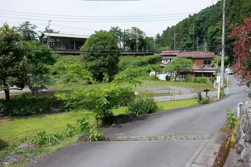 そのまま道なりに下っていって秩父鉄道の浦山口駅が見えてきました。