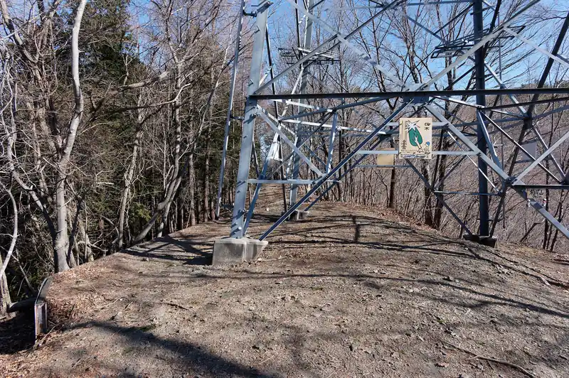 送電鉄塔の脇を通って先に進みます。