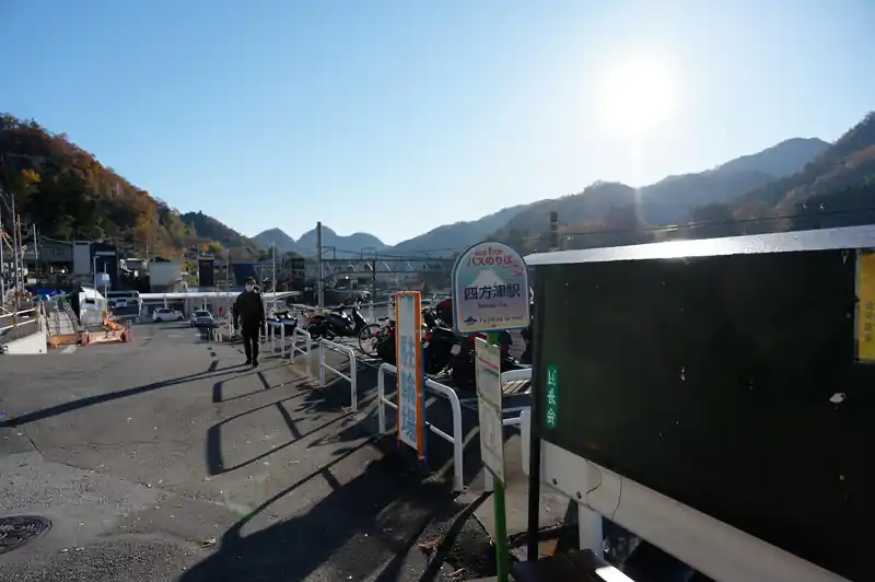 バス停は駅のロータリーではなく、坂を少し登ったところにあります。
8時12分前の電車で登山者が数人降りてきて、バス停でバスを待っているのは私込み4人となりました。
思いの外多い人数です。

バスは時刻表通り8時12分頃に到着。バスには乗客は誰も乗っていませんでした。