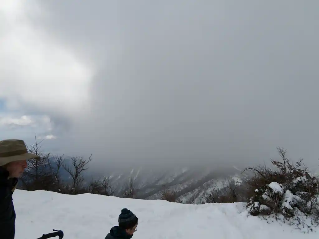 大山方面は真っ白。これ、こっちに流れてきたらホワイトアウトするんじゃない？と思っていたんですが、大丈夫だったみたい。