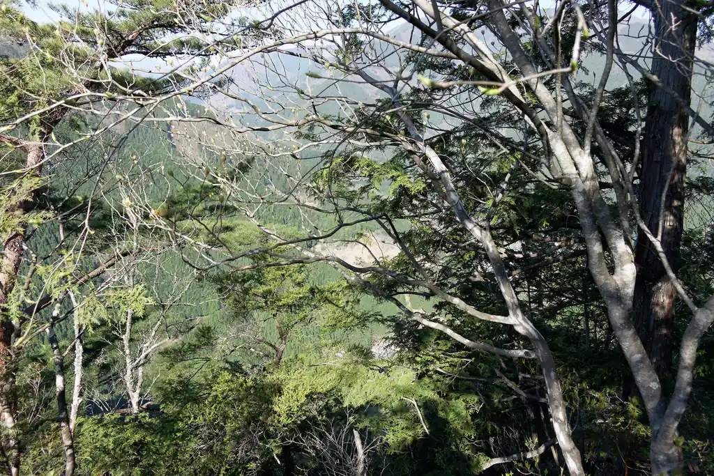 麓の集落が見下ろせます。景色良いけど、こういうのは地味に怖いよね～