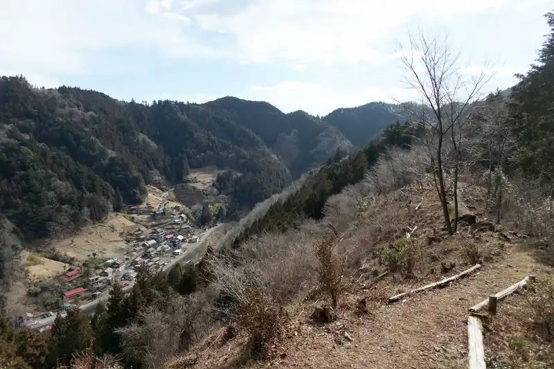 尾根伝いに歩けそうな感じで道が整備されていて気になるが、今回はパス。