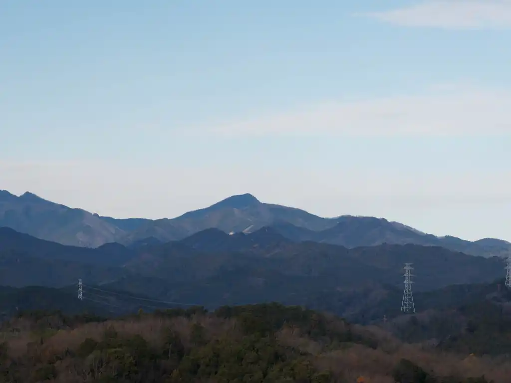 こっちは武甲山。奥武蔵の山は結構歩いた、と思っているものの武甲山はまだ歩いたことがない。2024年はぜひ登りにいきたい。