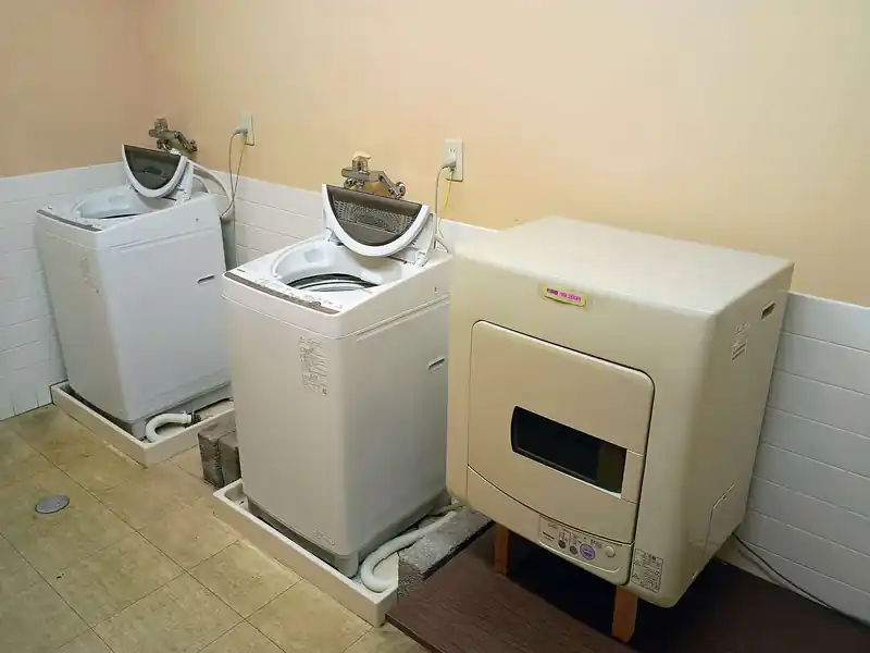 1階に洗濯ルームがあり、洗濯機二台と乾燥機一台がおいてある。
売店で利用料（洗濯機300円、乾燥機200円）と洗剤（50円）を購入すると利用可能。洗剤は買わなくても良い。